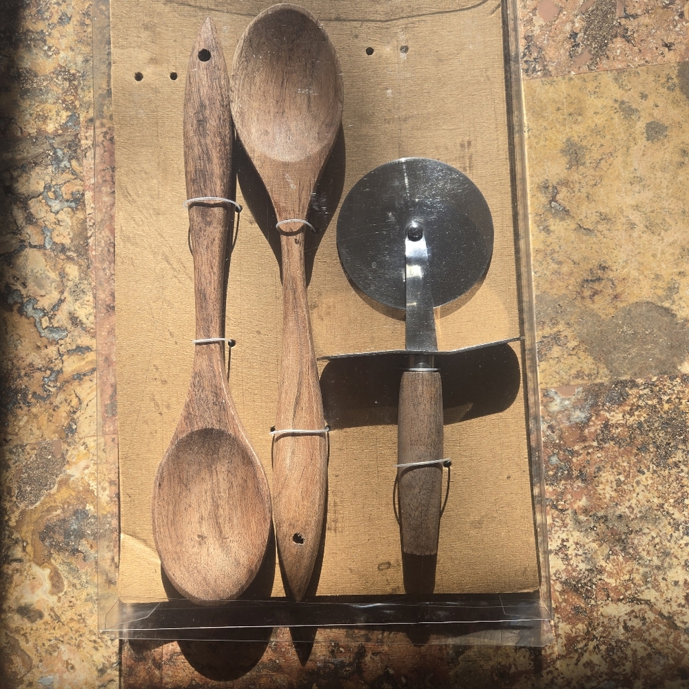 Wooden Utensil Set with Pizza Cutter Brand New In Box. Can Be Used asSalad tongs